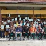 Wakil Bupati Kapuas Hulu, Wahyudi Hidayat berfoto bersama masyarakat dari tiga desa, usai acara penyerahan sertifikat tanah di Kantor Camat Selimbau, Kamis (12/01/2023). (Foto: Ishaq)