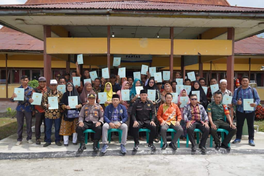 Wakil Bupati Kapuas Hulu, Wahyudi Hidayat berfoto bersama masyarakat dari tiga desa, usai acara penyerahan sertifikat tanah di Kantor Camat Selimbau, Kamis (12/01/2023). (Foto: Ishaq)