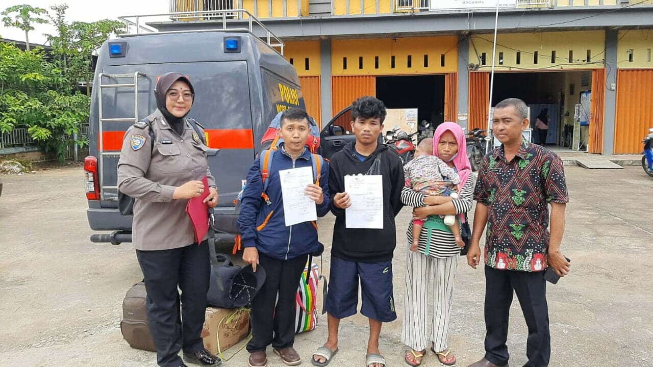 Personel Satbinmas Polres Kubu Raya berfoto bersama keempat korban yang terlantar di Terminal ALBN Sungai Ambawang, Kamis (12/01/2023). (Foto: Jauhari)