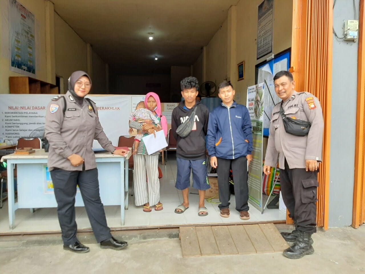 Personel Satbinmas Polres Kubu Raya berfoto bersama keempat korban terlantar usai melakukan proses penyerahan di Kantor Dinsos Kabupaten Kubu Raya. (Foto: Jauhari)