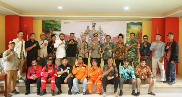 Kapolres Kubu Raya, AKBP Arief Hidayat berfoto bersama peserta kegiatan "Kopi Presisi di Jum'at Curhat", di Cafe Alam Ndeso, Desa Rasau Jaya Umum. (Foto: Jauhari)