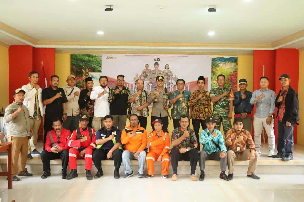 Kapolres Kubu Raya, AKBP Arief Hidayat berfoto bersama peserta kegiatan "Kopi Presisi di Jum'at Curhat", di Cafe Alam Ndeso, Desa Rasau Jaya Umum. (Foto: Jauhari)