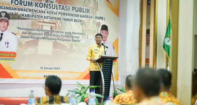 Wabup Ketapang, Farhan memberikan kata sambutan dalam acara Forum Konsultasi Publik Rancangan Awal RKPD Kabupaten Ketapang tahun 2024, Kamis (12/01/2023). (Foto: Adi LC)