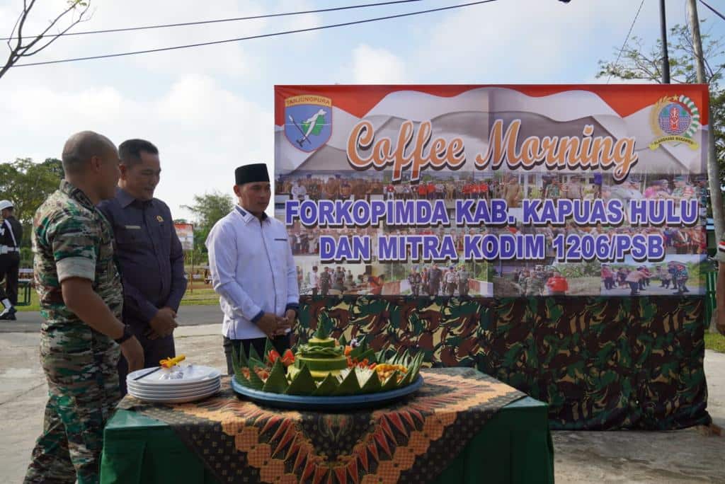 Wabup Kapuas Hulu, Wahyudi Hidayat menghadiri penancapan tiang pertama Rumah Singgah Babinsa "Duta Uncak Kapuas" Kodim 1206 Putussibau. (Foto: Ishaq)
