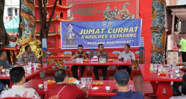 Suasana kegiatan "Jum'at Curhat" bersama warga di Komplek Klenteng Tua Pek Kong, Jalan Merdeka Ketapang, Jumat (13/01/2023) pagi. (Foto: Adi LC)
