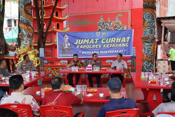 Suasana kegiatan "Jum'at Curhat" bersama warga di Komplek Klenteng Tua Pek Kong, Jalan Merdeka Ketapang, Jumat (13/01/2023) pagi. (Foto: Adi LC)