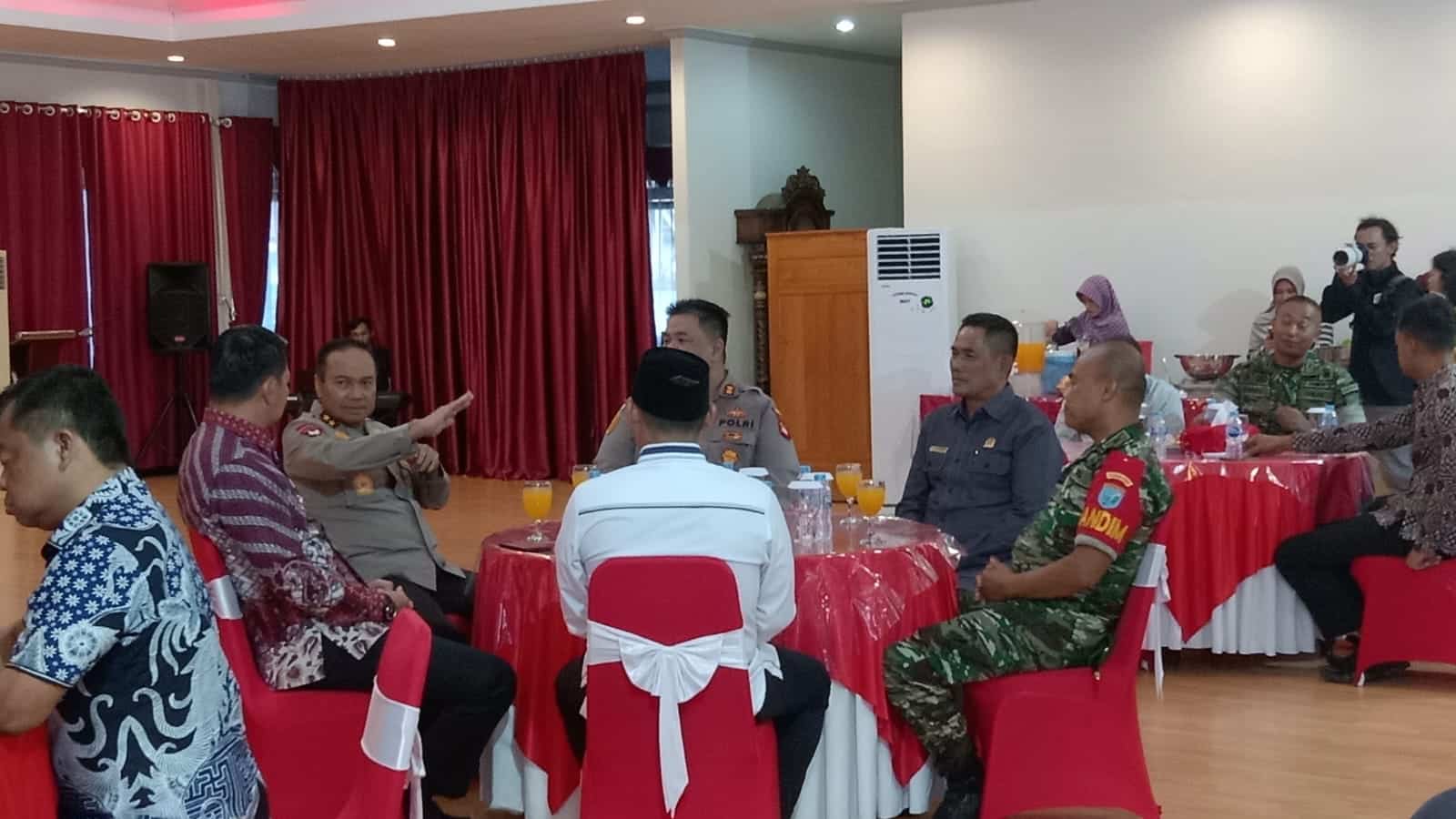 Suasana ramah tamah bersama Kapolda Kalimantan Barat, Irjen Pol Suryanbodo Asmoro, di Rumah Jabatan Dinas Bupati Kapuas Hulu, Jumat (13/01/2023). (Foto: Ishaq)