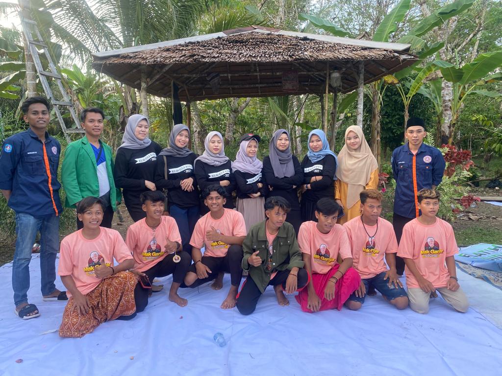 Sukarelawan Mak Ganjar Kalbar berfoto bersama karang taruna di sela-sela menggelar pelatihan budi daya cabai di Kabupaten Kubu Raya. (Foto: Jauhari)