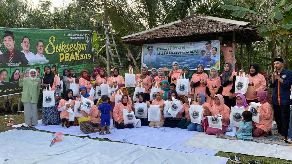 Sukarelawan Mak Ganjar Kalbar berfoto bersama karang taruna di sela-sela menggelar pelatihan budi daya cabai di Kabupaten Kubu Raya. (Foto: Jauhari)