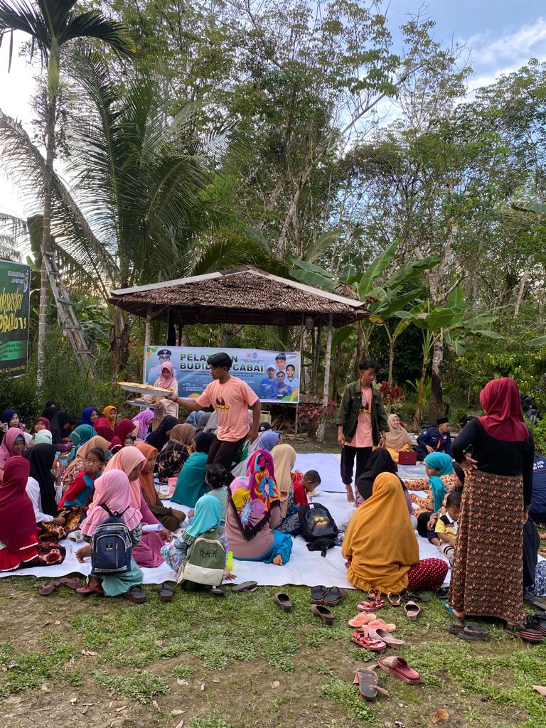 Sukarelawan Mak Ganjar Kalbar bersama karang taruna menggelar pelatihan budi daya cabai di Kabupaten Kubu Raya. (Foto: Jauhari)