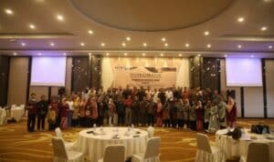 Foto bersama peserta Musrenbang Tingkat Kelurahan Benua Melayu Darat (BMD), Kecamatan Pontianak Selatan, di Function Hall Hotel Star, Sabtu (14/01/2023). (Foto: Kominfo For KalbarOnline.com)