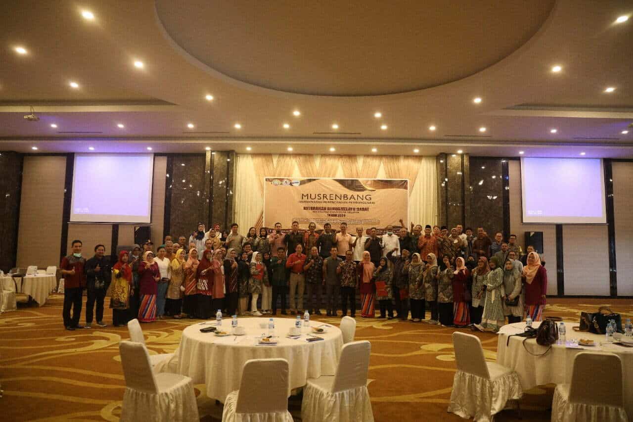 Foto bersama peserta Musrenbang Tingkat Kelurahan Benua Melayu Darat (BMD), Kecamatan Pontianak Selatan, di Function Hall Hotel Star, Sabtu (14/01/2023). (Foto: Kominfo For KalbarOnline.com)