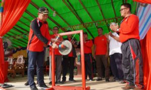 Bupati Kapuas Hulu, Fransiskus Diaan melakukan pemukulan gong sebagai tanda dibukanya kegiatan Porseni ke-41 tingkat SD/MI se-Kecamatan Hulu Gurung, Sabtu (14/01/2022). (Foto: Ishaq)