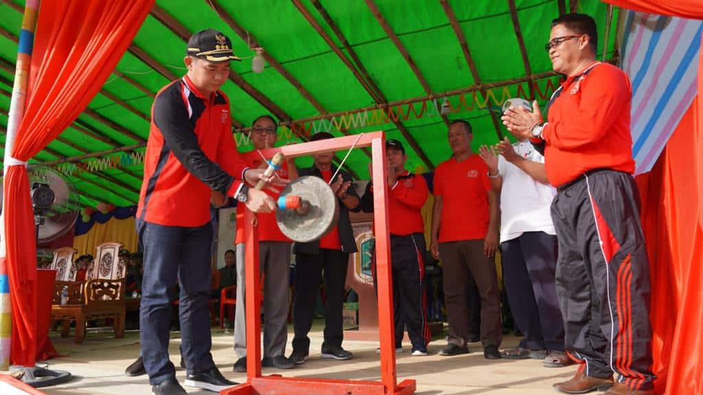 Bupati Kapuas Hulu, Fransiskus Diaan melakukan pemukulan gong sebagai tanda dibukanya kegiatan Porseni ke-41 tingkat SD/MI se-Kecamatan Hulu Gurung, Sabtu (14/01/2022). (Foto: Ishaq)
