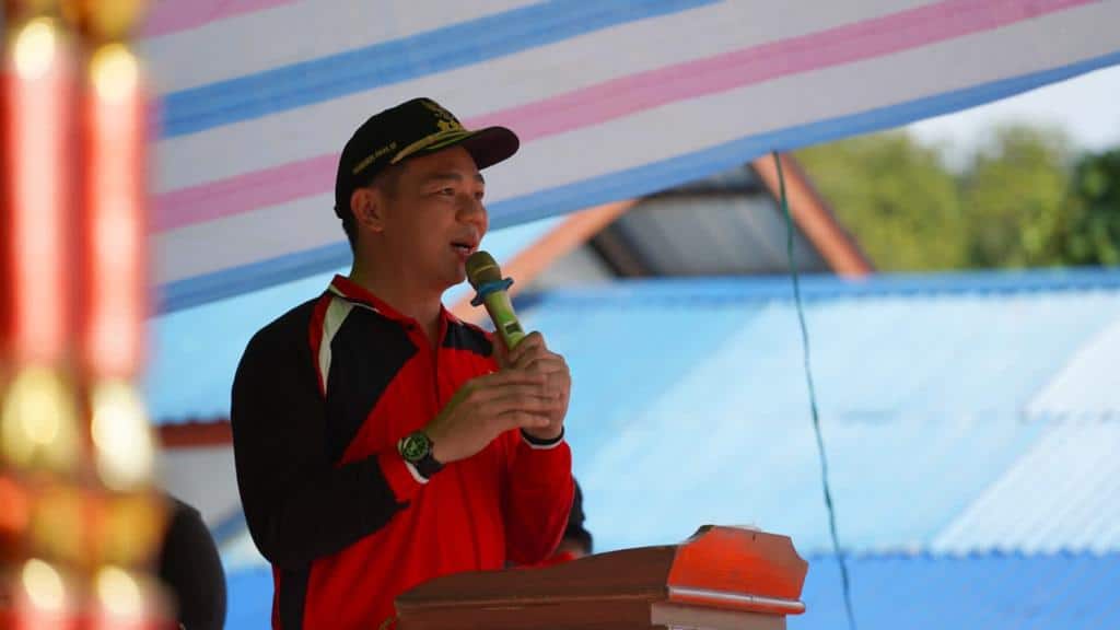 Bupati Kapuas Hulu, Fransiskus Diaan memberikan arahan dalam acara pembukaan kegiatan Porseni ke-41 tingkat SD/MI se-Kecamatan Hulu Gurung, Sabtu (14/01/2022). (Foto: Ishaq)
