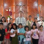 Bupati Kapuas Hulu, Fransiskus Diaan berfoto bersama anak-anak saat mengikuti misa bersama umat di Gereja Katolik St Fransiskus Xaverius, Kecamatan Semitau, Minggu (15/01/2023) pagi. (Foto: Ishaq)