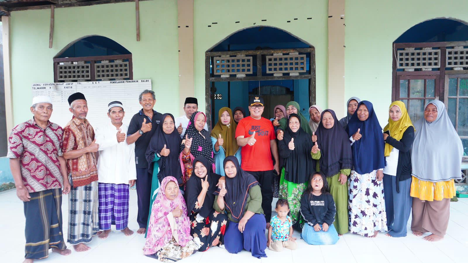 Wakil Bupati Kubu Raya, Sujiwo berfoto bersama masyarakat Kecamatan Sungai Kakap. (Foto: Jauhari)