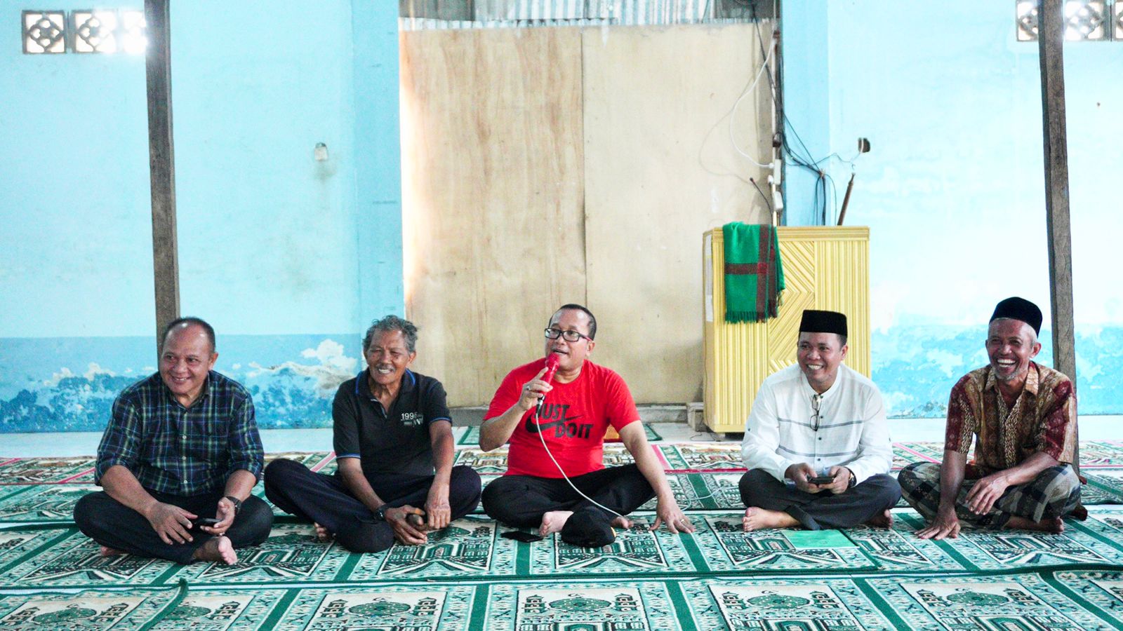 Wakil Bupati Kubu Raya, Sujiwo berdialog bersama masyarakat Kecamatan Sungai Kakap. (Foto: Jauhari)