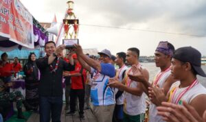 Bupati Kapuas Hulu, Fransiskus Diaan berfoto bersama pemenang lomba sampan bidar di Kecamatan Selimbau, Kabupaten Kapuas Hulu, Minggu (15/01/2023). (Foto: Ishaq)