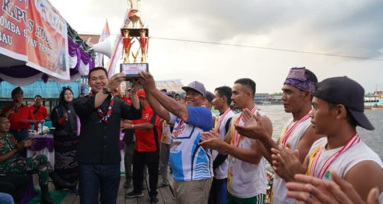 Bupati Kapuas Hulu, Fransiskus Diaan berfoto bersama pemenang lomba sampan bidar di Kecamatan Selimbau, Kabupaten Kapuas Hulu, Minggu (15/01/2023). (Foto: Ishaq)