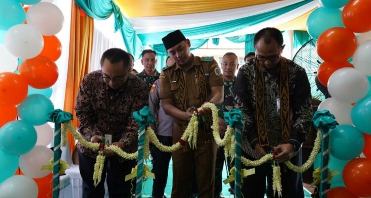 Wabup Kapuas Hulu, Wahyudi Hidayat menghadiri grand opening Bank Syariah Indonesia Cabang Putussibau. (Foto: Ishaq)
