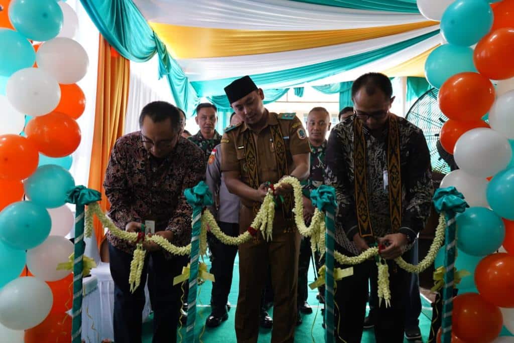 Wabup Kapuas Hulu, Wahyudi Hidayat menghadiri grand opening Bank Syariah Indonesia Cabang Putussibau. (Foto: Ishaq)
