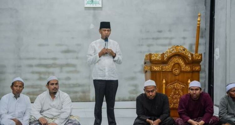 Wabup Ketapang, Farhan memberikan kata sambutan dalam acara peresmian Ponpes Al-Anshor Ketapang. (Foto: Adi LC)
