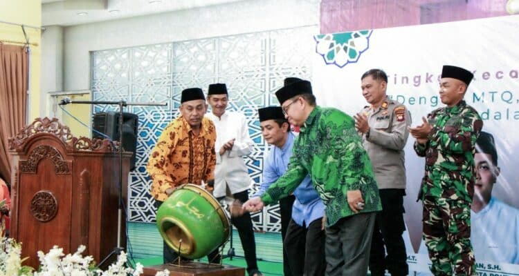 Wakil Wali Kota Pontianak, Bahasan (tengah) menabuh gendang menandai dibukanya MTQ ke-31 tingkat Kecamatan Pontianak Kota. (Foto: Prokopim For KalbarOnline.com)