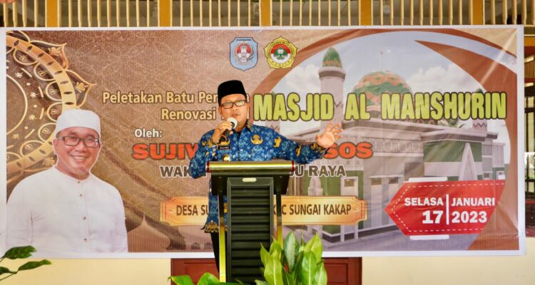 Wabup Kubu Raya, Sujiwo memberikan kata sambutan dalam acara seremonial peletakkan batu pertama renovasi Masjid LDII di Desa Rengas Kapuas, Selasa (17/1/2023). (Foto: Jauhari)