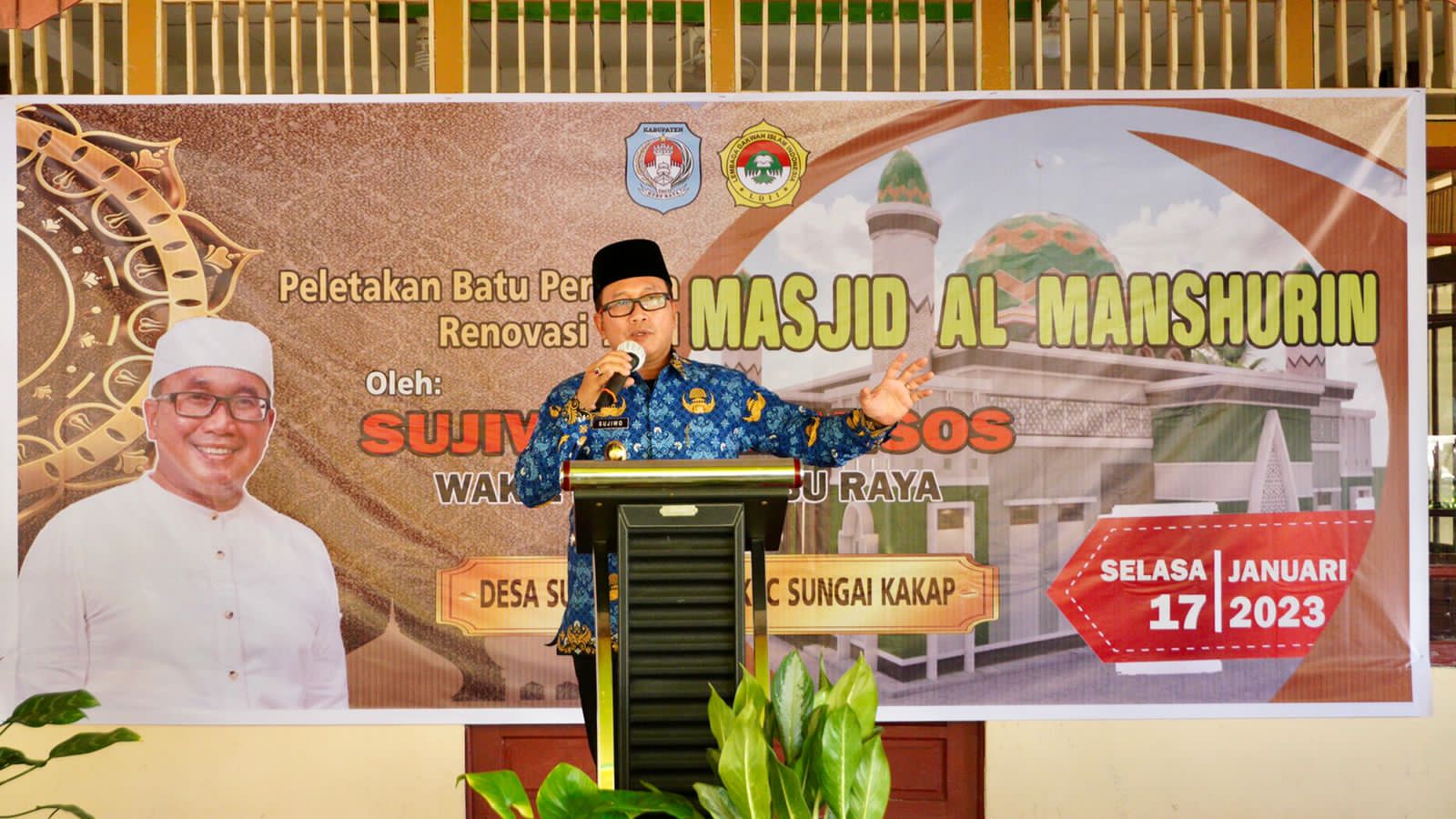Wabup Kubu Raya, Sujiwo memberikan kata sambutan dalam acara seremonial peletakkan batu pertama renovasi Masjid LDII di Desa Rengas Kapuas, Selasa (17/1/2023). (Foto: Jauhari)