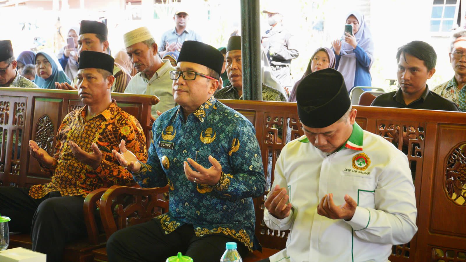 Wabup Kubu Raya, Sujiwo melakukan doa bersama dalam acara seremonial peletakkan batu pertama renovasi Masjid LDII di Desa Rengas Kapuas, Selasa (17/1/2023). (Foto: Jauhari)