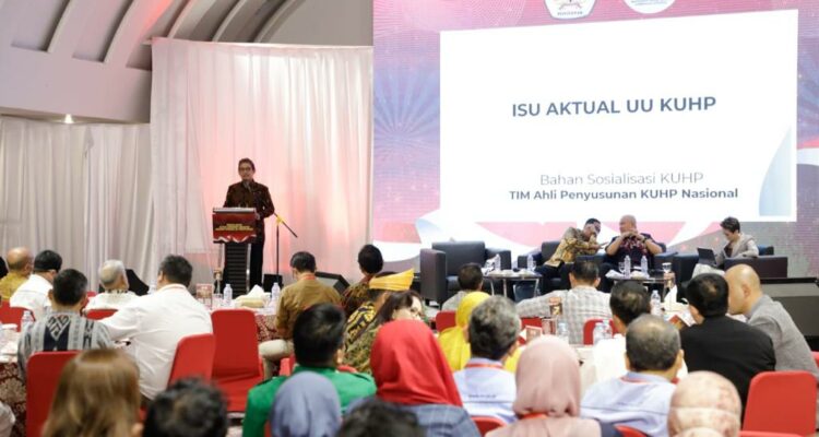 Sejumlah guru besar hadir dalam Sosialisasi KUHP Nasional di Hotel Mercure, Kota Pontianak, Kalimantan Barat, Rabu (18/01/2023). (Foto: Jauhari)