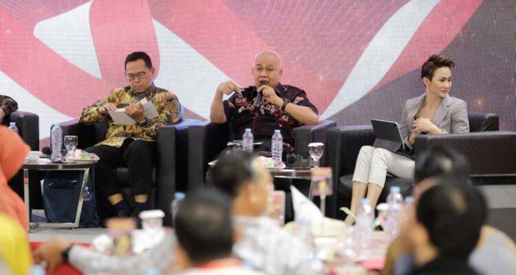 Sejumlah guru besar hadir dalam Sosialisasi KUHP Nasional di Hotel Mercure, Kota Pontianak, Kalimantan Barat, Rabu (18/01/2023). (Foto: Jauhari)