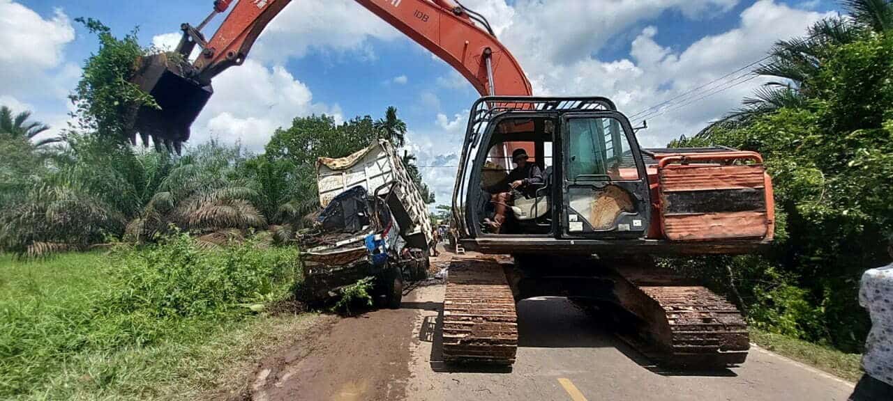 Proses evakuasi mobil dump truk di Jalan Raya Trans Kalimantan, Kilometer 27 Desa Korek, Kecamatan Sungai Ambawang, Kabupaten Kubu Raya, Kamis (19/01/2023). (Foto: Jauhari)