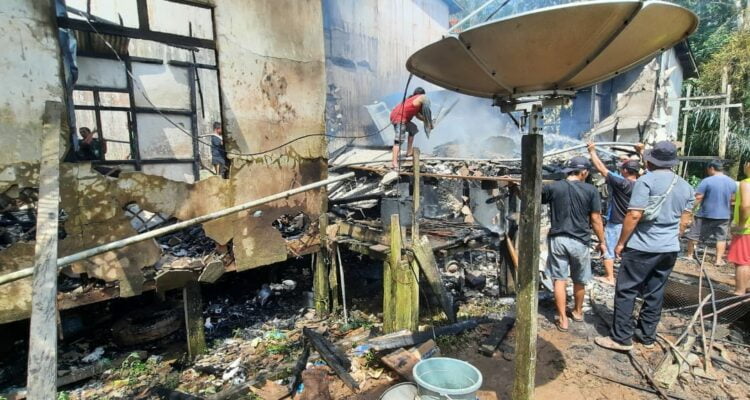 Kondisi rumah Jonta Riporta pasca kebakaran, Selasa (17/01/2023) siang. (Foto: Adi LC)