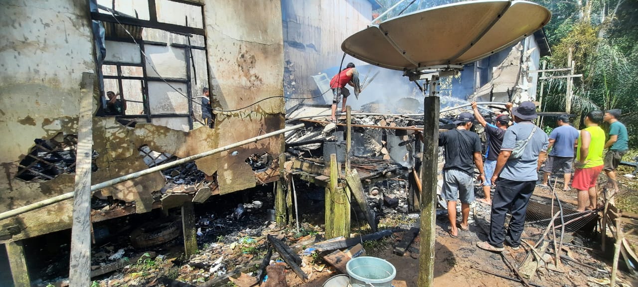 Kondisi rumah Jonta Riporta pasca kebakaran, Selasa (17/01/2023) siang. (Foto: Adi LC)