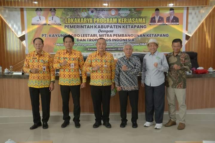 Sekda Ketapang, Alexander Wilyo berfoto bersama sejumlah stakeholder Kabupaten Ketapang. (Foto: Adi LC)