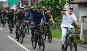 Danyonif RK 644 Walet Sakti, Letkol Inf Benu Supriyantoko bersama Wakil Bupati Wahyudi Hidayat menggowes sepeda bersama, Jumat (20/01/2023). (Foto: Ishaq)