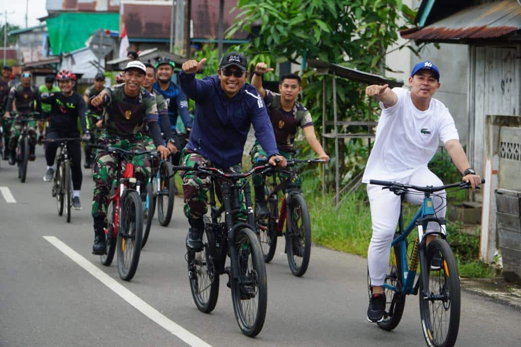 Danyonif RK 644 Walet Sakti, Letkol Inf Benu Supriyantoko bersama Wakil Bupati Wahyudi Hidayat menggowes sepeda bersama, Jumat (20/01/2023). (Foto: Ishaq)