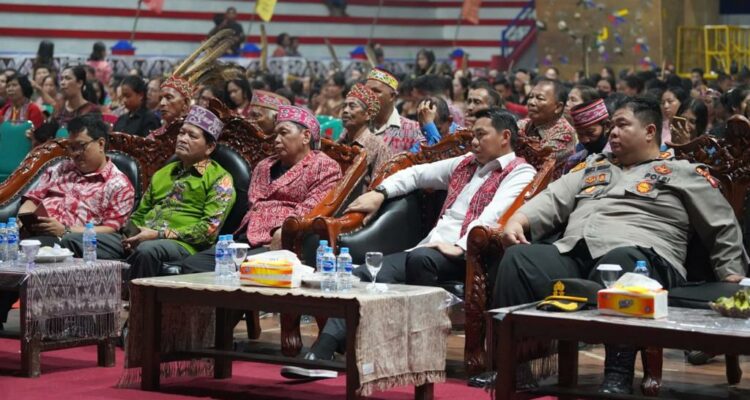 Bupati Kapuas Hulu, Fransiskus Diaan menghadiri perayaan Misa Syukur Keluarga Besar Dayak Kantuk Kabupaten Kapuas Hulu Tahun 2023. (Foto: Ishaq)