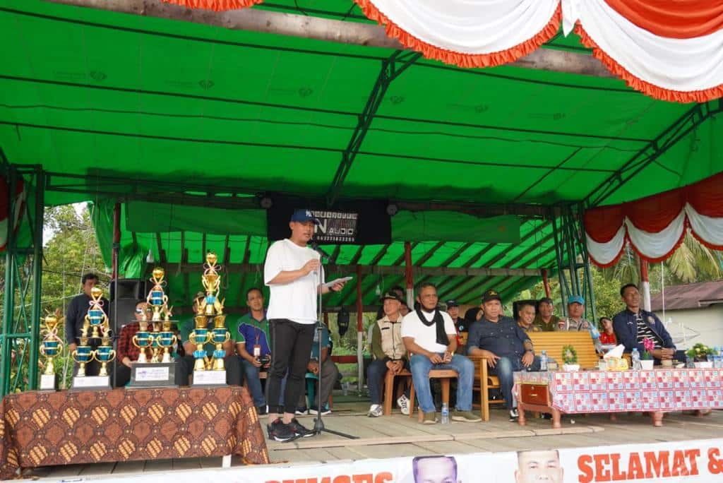 Wakil Bupati Kapuas Hulu, Wahyudi Hidayat memberikan kata sambutan pada penutupan turnamen sepak bola di Desa Nanga Serian, Jumat (20/01/2023). (Foto: Ishaq)