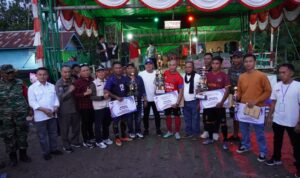 Wakil Bupati Kapuas Hulu, Wahyudi Hidayat foto bersama para pemenang turnamen sepak bola di Desa Nanga Serian, Jumat (20/01/2023). (Foto: Ishaq)