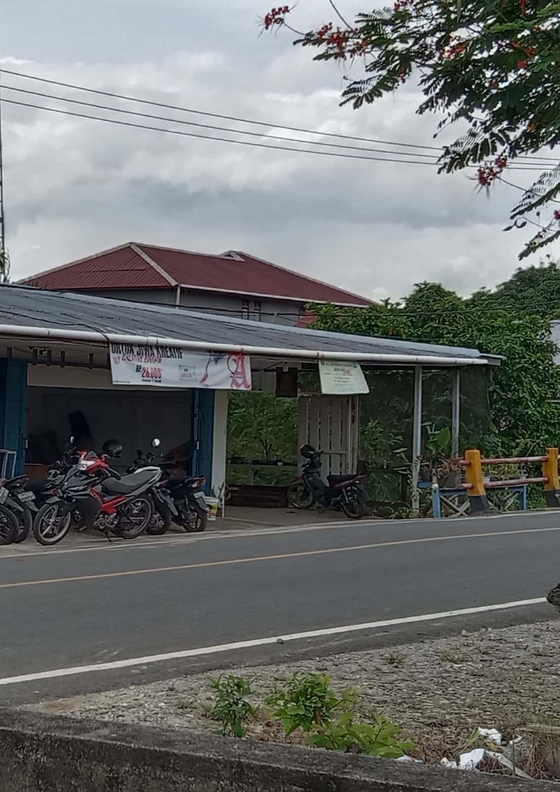 Rumah kost yang diduga sebagai TKP dari penangkapan oknum anggota Polres Kapuas Hulu berinisial T. (Foto: Ishaq)