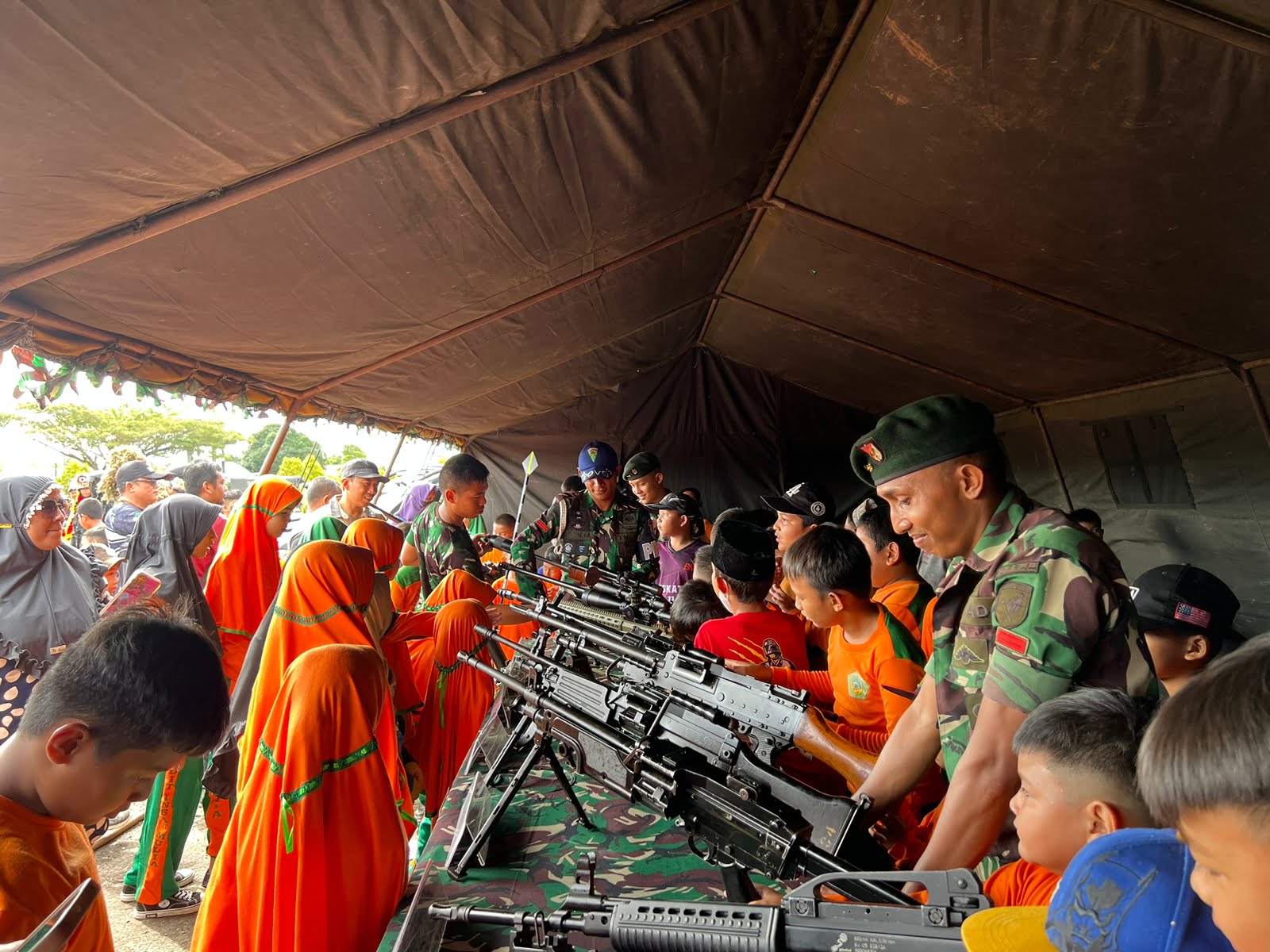 Para para siswa diperkenalkan dengan berbagai perlengkapan TNI dan macam-macam senjata yang ada di Yonif RK 644 Walet Sakti. (Foto: Ishaq)