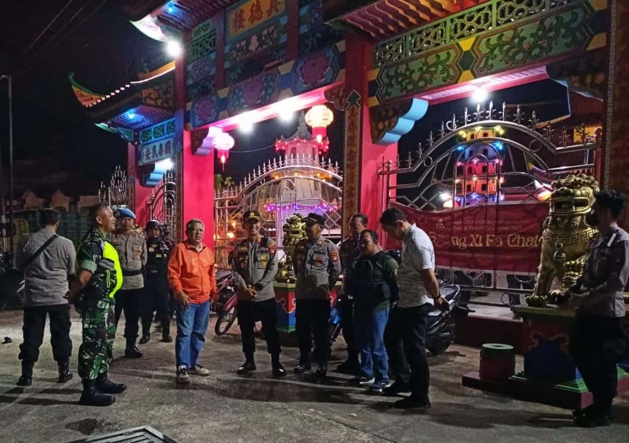 Bupati Kubu Raya, Muda Mahendrawan dan Kapolres Kubu Raya, AKBP Arief Hidayat bersama instansi terkait lainnya melakukan monitoring jelang ibadah Imlek dan Cap Go Meh tahun 2023. (Foto: Jauhari)