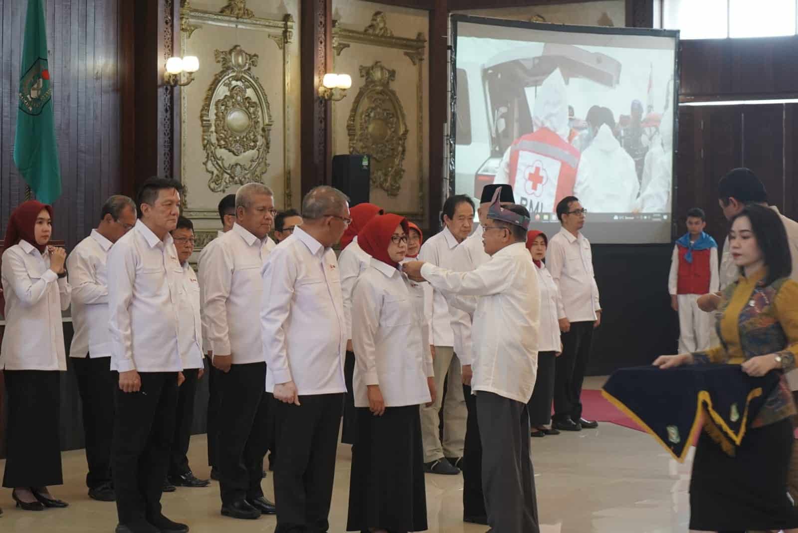 Ketum PMI, Jusuf Kalla melantik Dewan Kehormatan dan Pengurus PMI Provinsi Kalbar masa bakti 2022-2027, di Pendopo Gubernur Kalbar, Kamis (19/01/2023). (Foto: Jauhari)