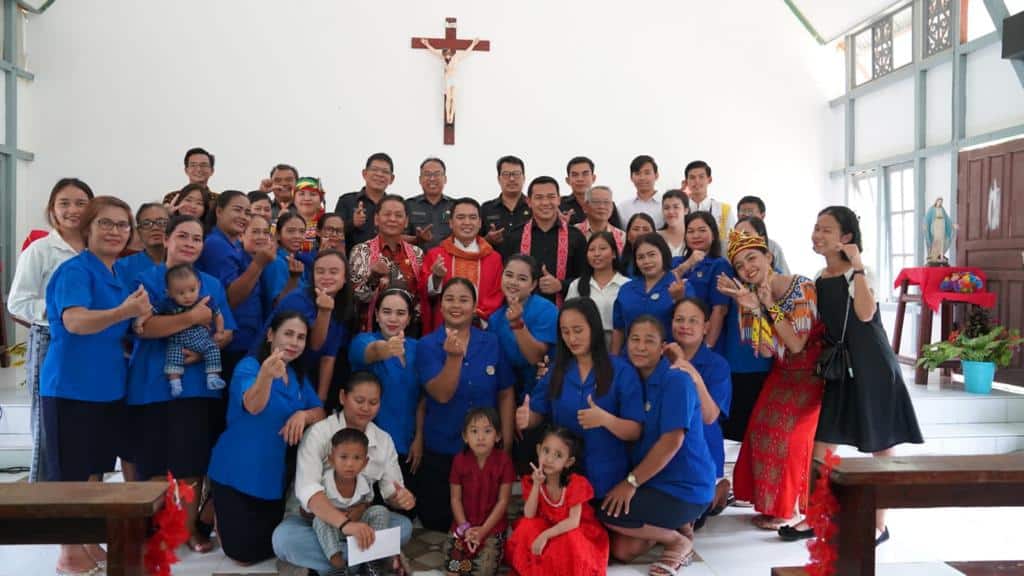Bupati Kapuas Hulu, Fransiskus Diaan berfoto bersama jemaat di sela-sela menghadiri misa syukur perayaan ulang tahun ke-12 Gereja Santo Petrus Nanga Tekudak, Kecamatan Kalis, Sabtu (21/01/2023) pagi. (Foto: Ishaq)