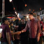 Bupati Kapuas Hulu, Fransiskus Diaan menyapa sejumlah warga saat menghadiri perayaan Tahun Baru Imlek 2574 di Kecamatan Semitau, Sabtu (21/01/2023) malam. (Foto: Ishaq)