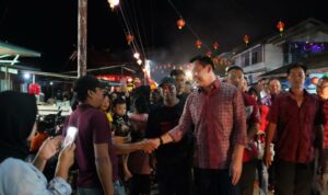 Bupati Kapuas Hulu, Fransiskus Diaan menyapa sejumlah warga saat menghadiri perayaan Tahun Baru Imlek 2574 di Kecamatan Semitau, Sabtu (21/01/2023) malam. (Foto: Ishaq)