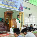 Wakil Bupati Ketapang, Farhan memberikan kata sambutan pada acara Pengajian Akbar Setepian Pawan di Masjid Al-Hidayah, Desa Muara Gerunggang, Kecamatan Pemahan, Minggu (22/01/2023). (Foto: Adi LC)